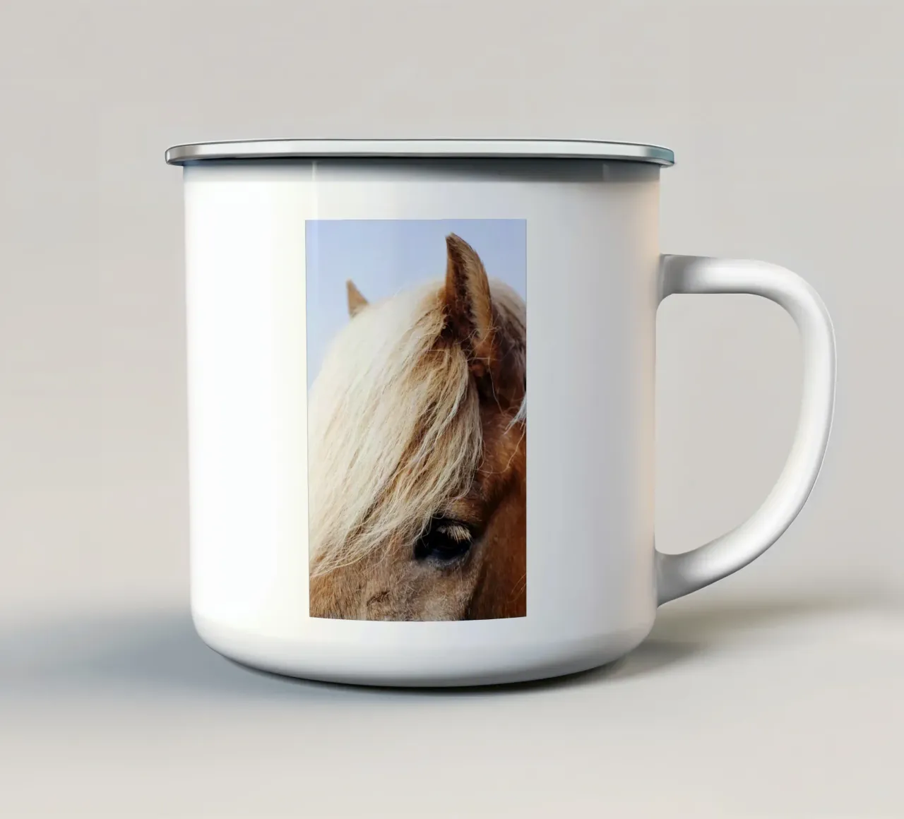 Pferd in Islanda tazza in smalto da Simon Koy