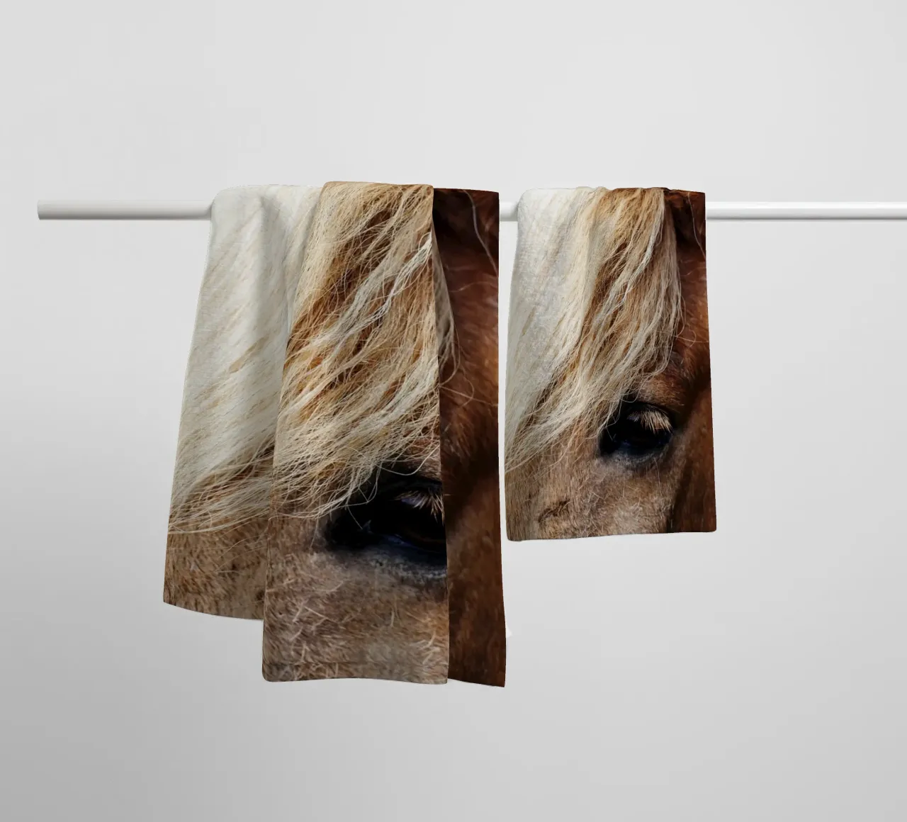Pferd in Islanda asciugamano da bagno da Simon Koy