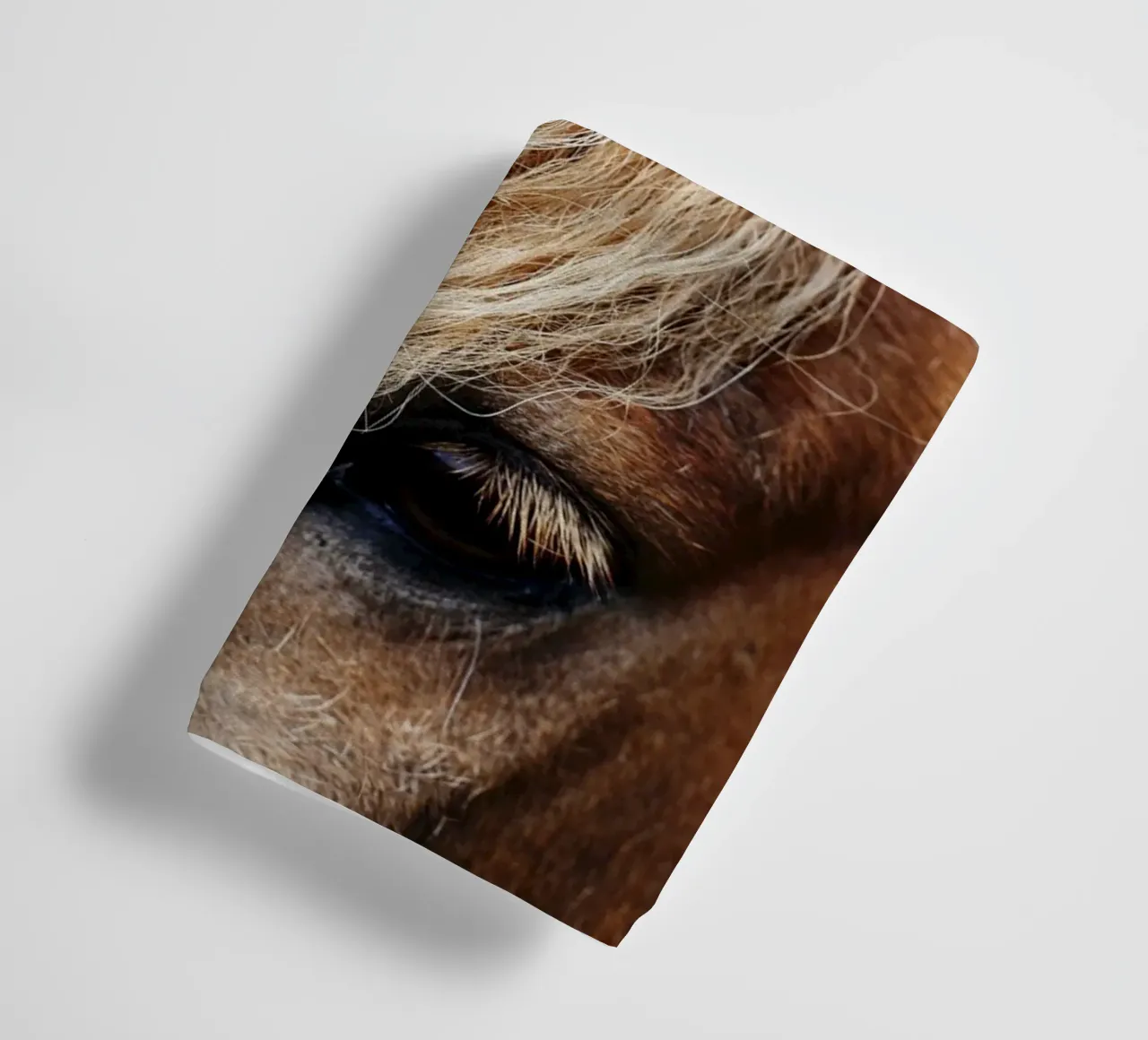 Pferd in Islanda asciugamano da bagno da Simon Koy