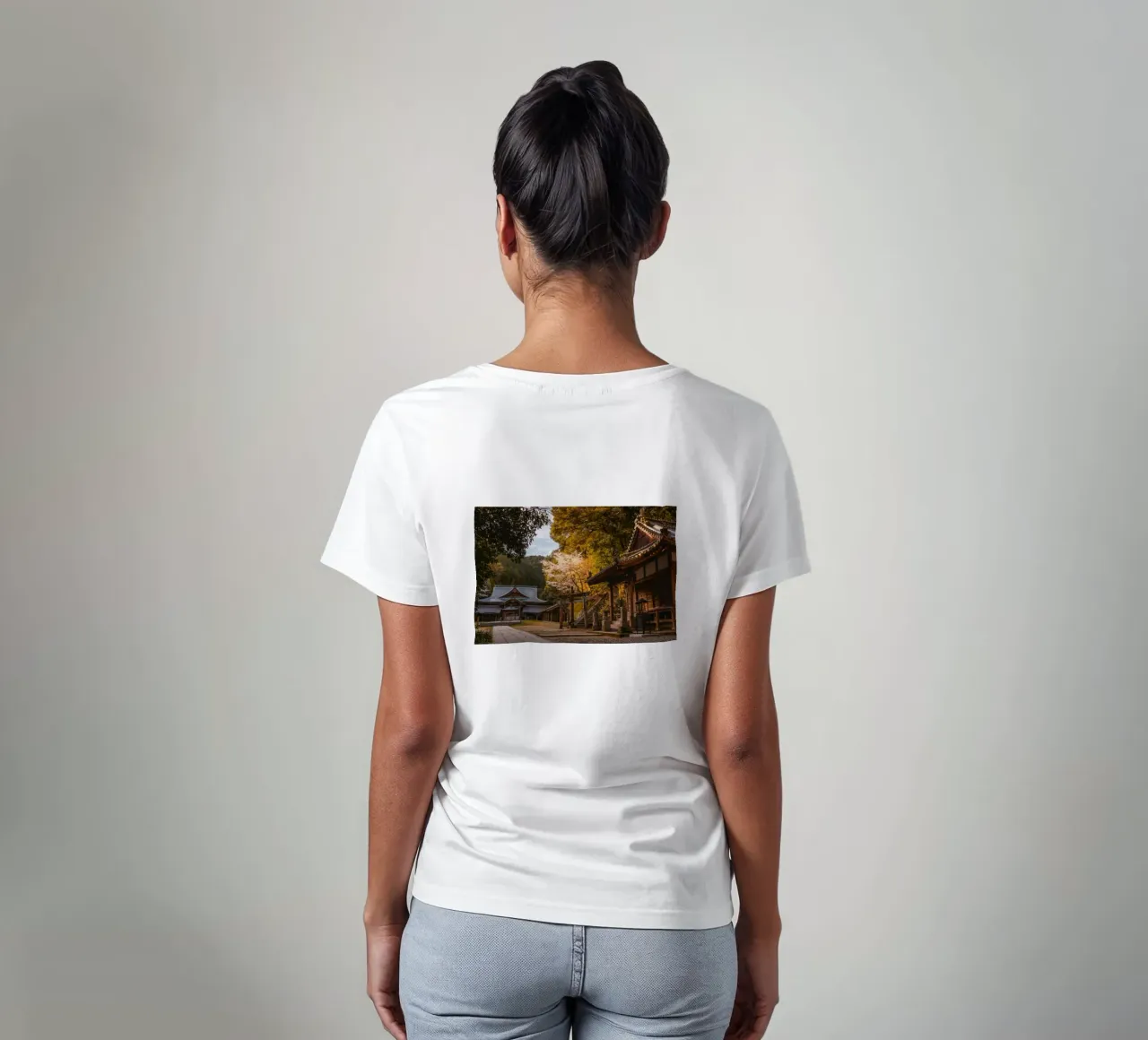 Tempio della foresta a Shikoku, Giappone t-shirt da Marcel Bisig