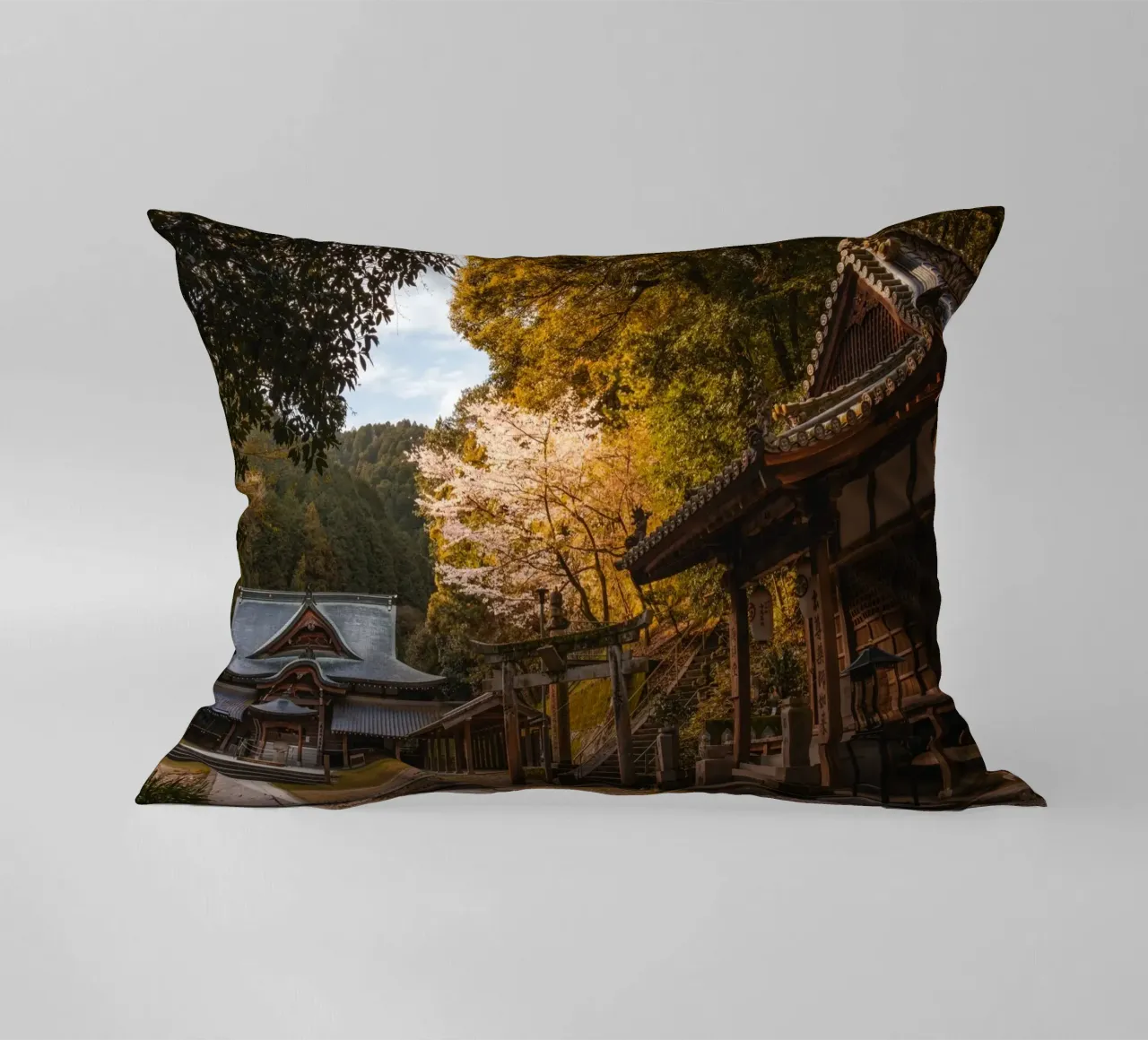 Tempio della foresta a Shikoku, Giappone cuscino da Marcel Bisig
