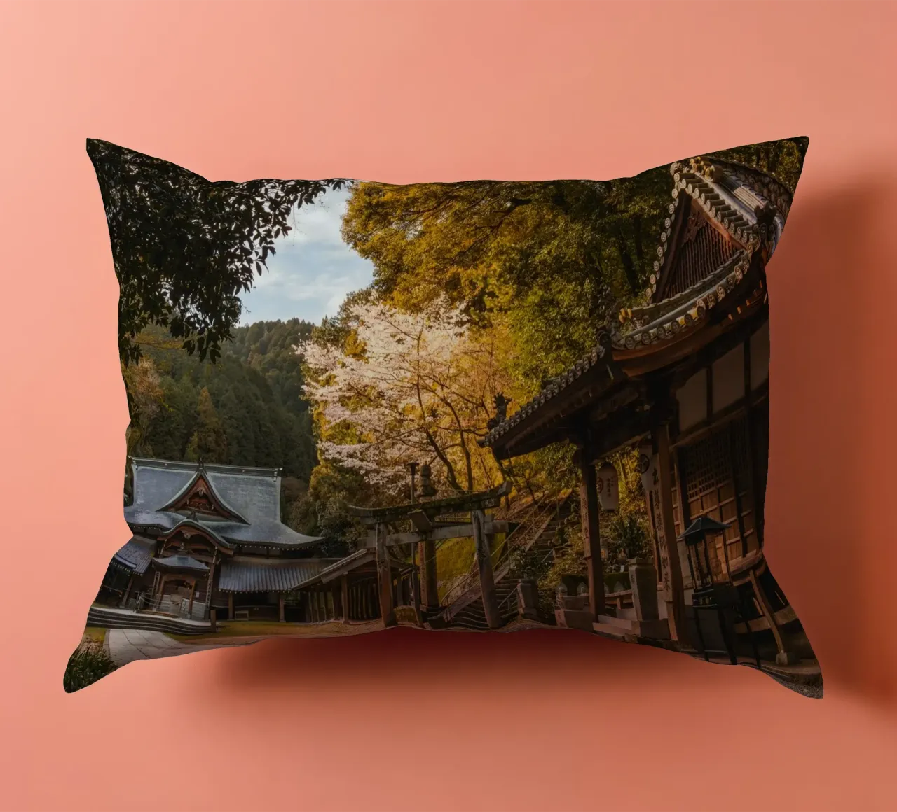 Tempio della foresta a Shikoku, Giappone cuscino da Marcel Bisig