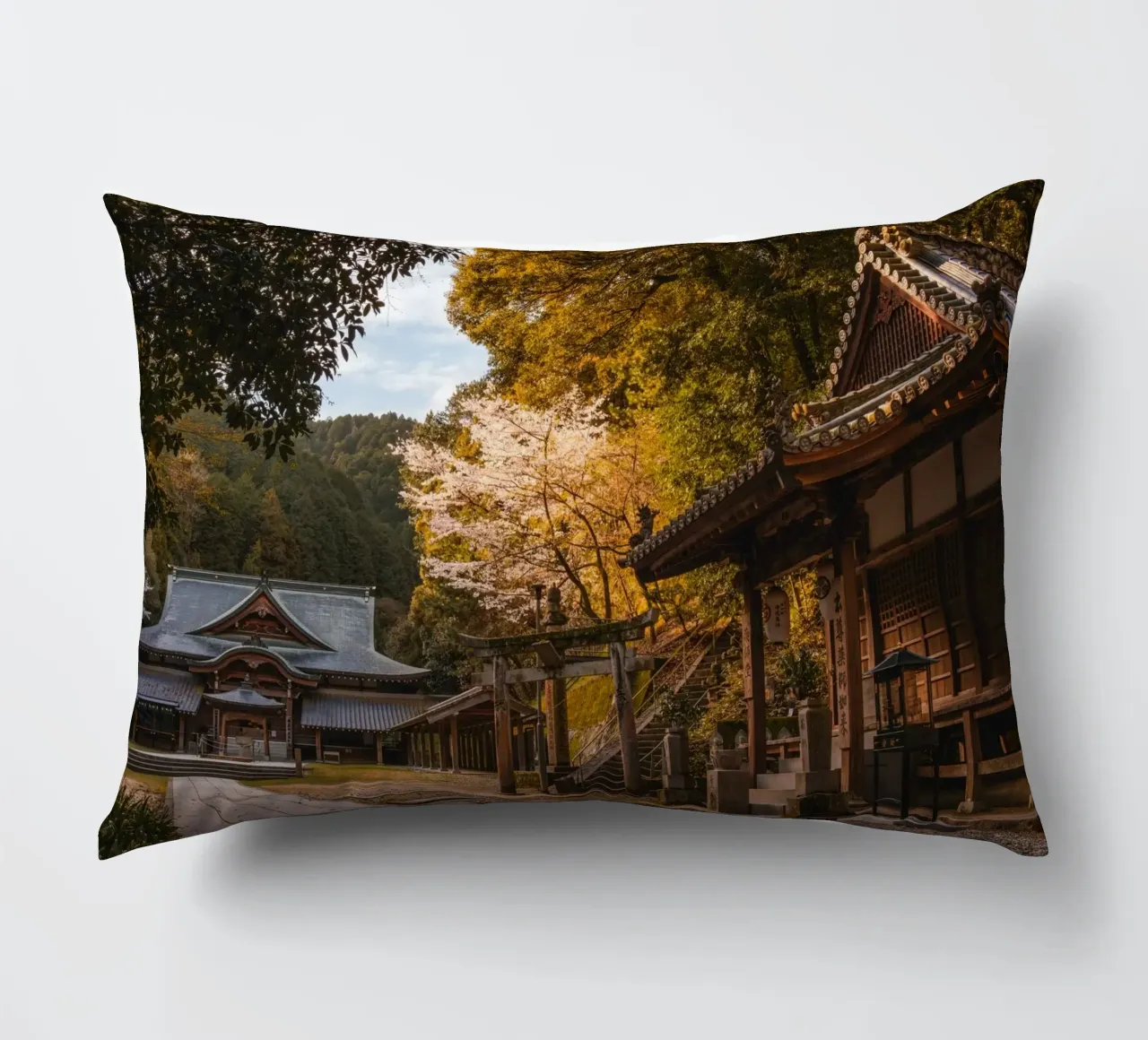 Tempio della foresta a Shikoku, Giappone cuscino da Marcel Bisig