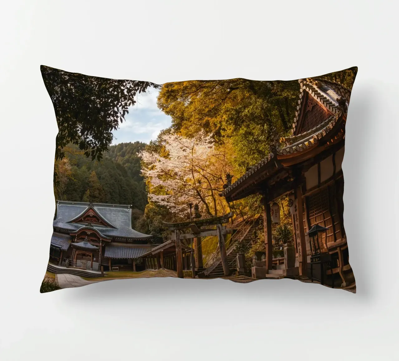 Tempio della foresta a Shikoku, Giappone cuscino da Marcel Bisig