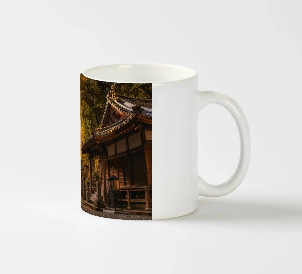 Tempio della foresta a Shikoku, Giappone tazza in ceramica da Marcel Bisig