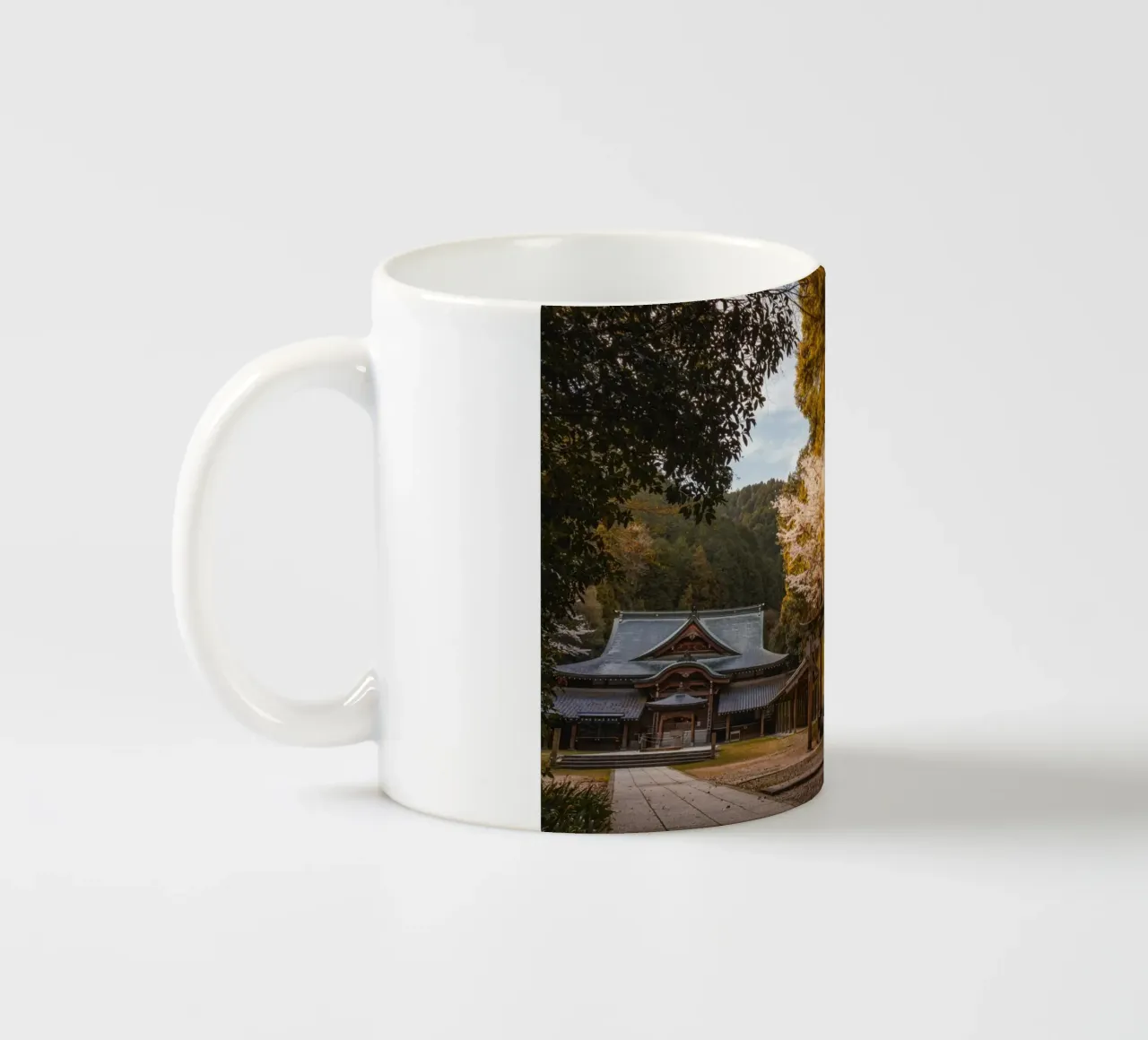 Tempio della foresta a Shikoku, Giappone tazza in ceramica da Marcel Bisig