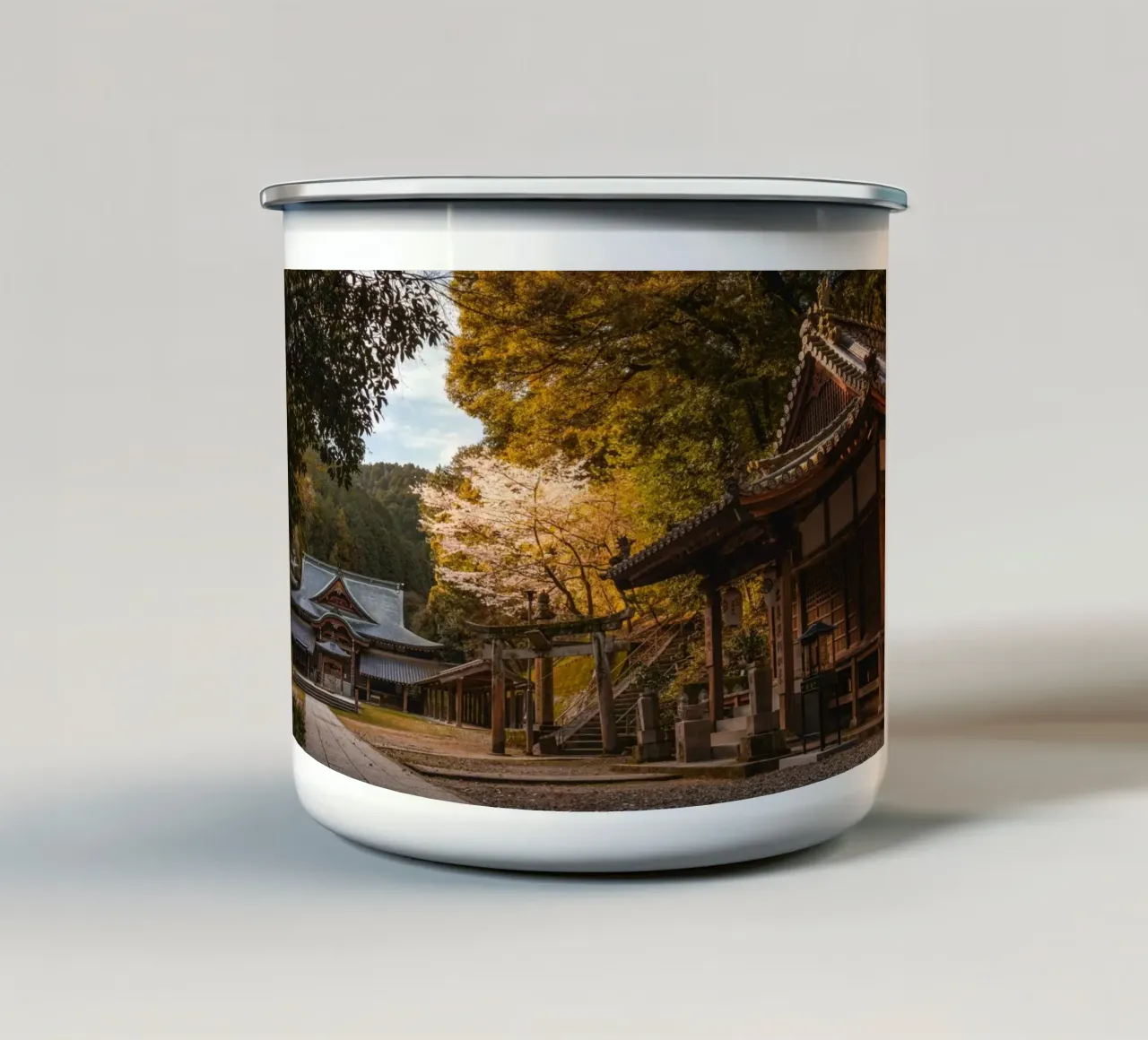 Tempio della foresta a Shikoku, Giappone tazza in smalto da Marcel Bisig