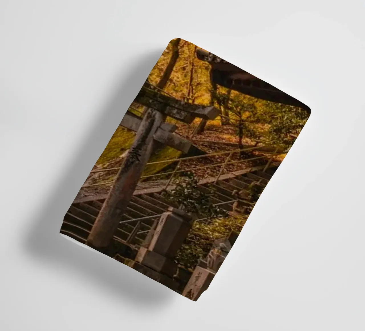 Tempio della foresta a Shikoku, Giappone asciugamano da bagno da Marcel Bisig