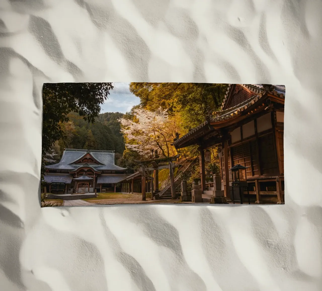 Tempio della foresta a Shikoku, Giappone telo mare da Marcel Bisig