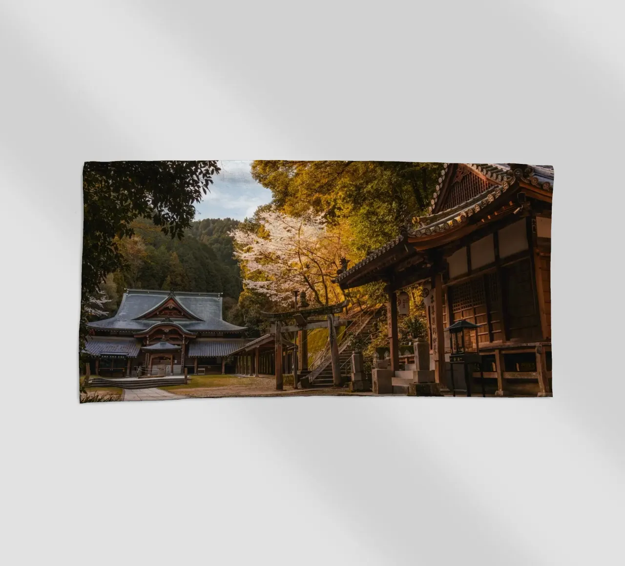 Tempio della foresta a Shikoku, Giappone telo mare da Marcel Bisig