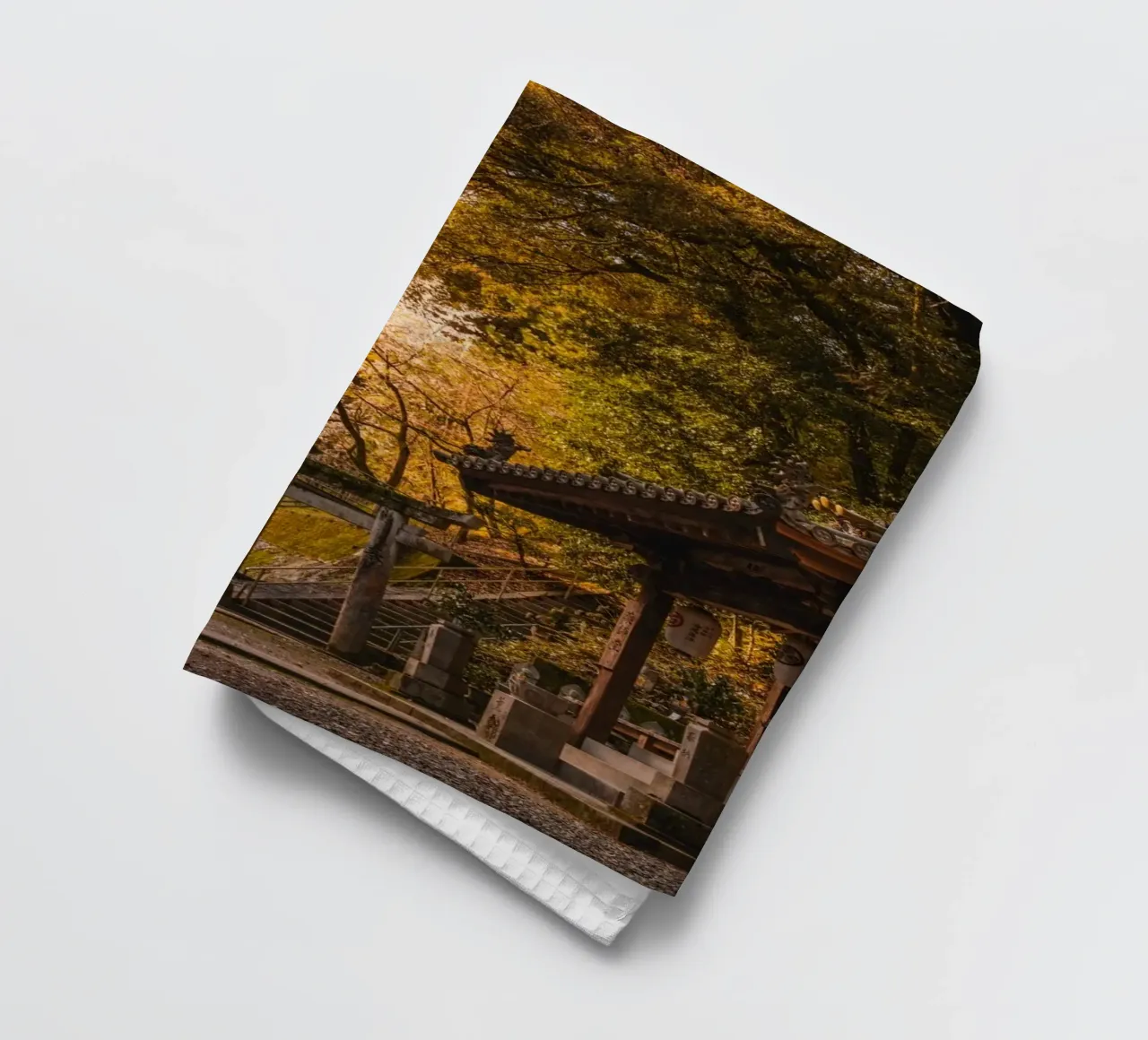 Tempio della foresta a Shikoku, Giappone canovaccio da cucina da Marcel Bisig