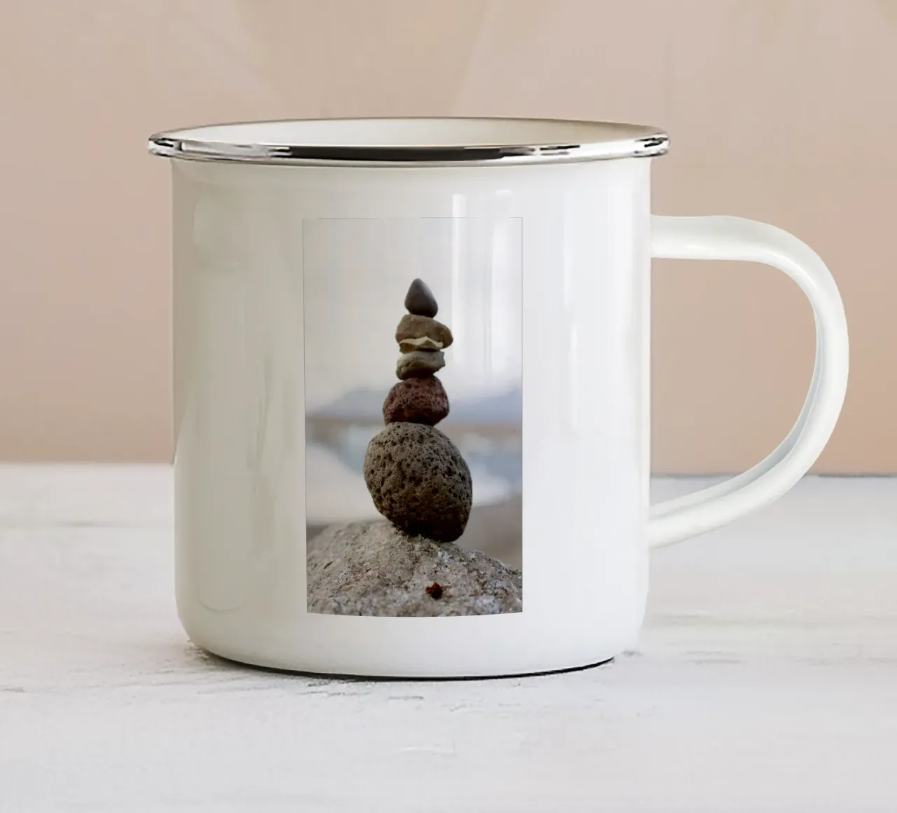 Pietre in Islanda tazza in smalto da Simon Koy