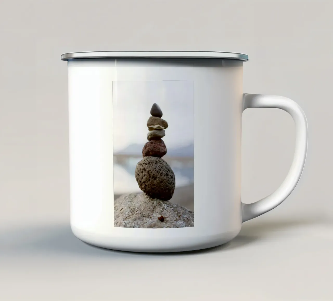 Pietre in Islanda tazza in smalto da Simon Koy