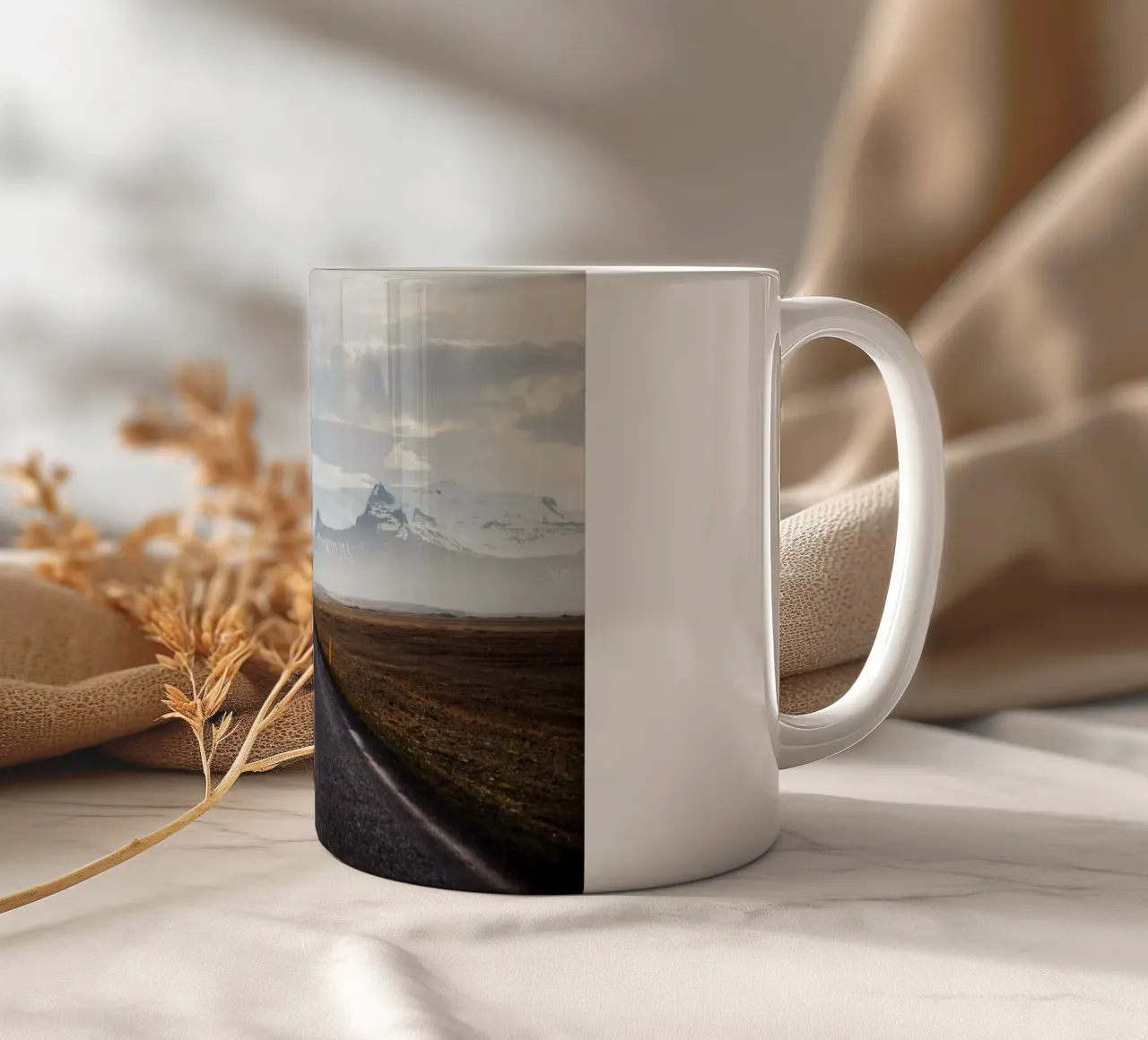 Strada per il ghiacciaio in Islanda tazza in ceramica da Simon Koy