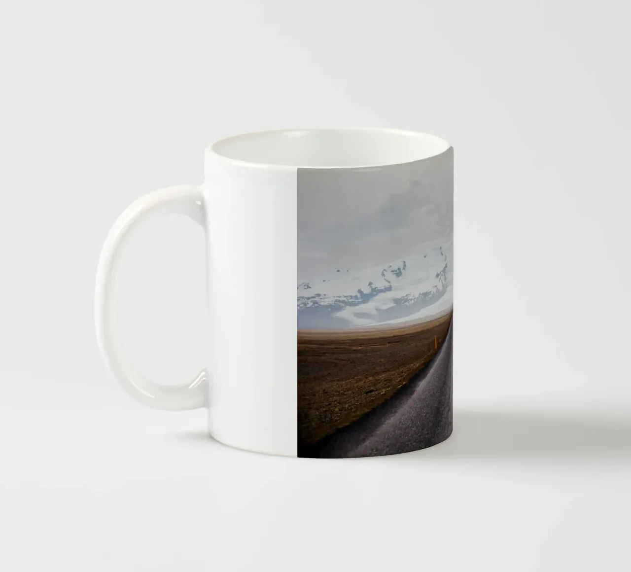 Strada per il ghiacciaio in Islanda tazza in ceramica da Simon Koy