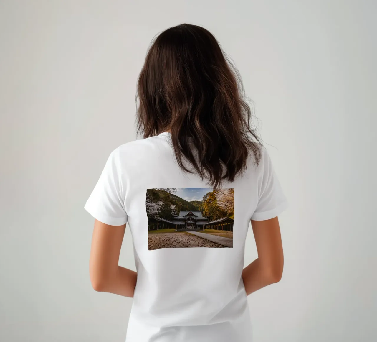 Tempio della foresta giapponese t-shirt da Marcel Bisig