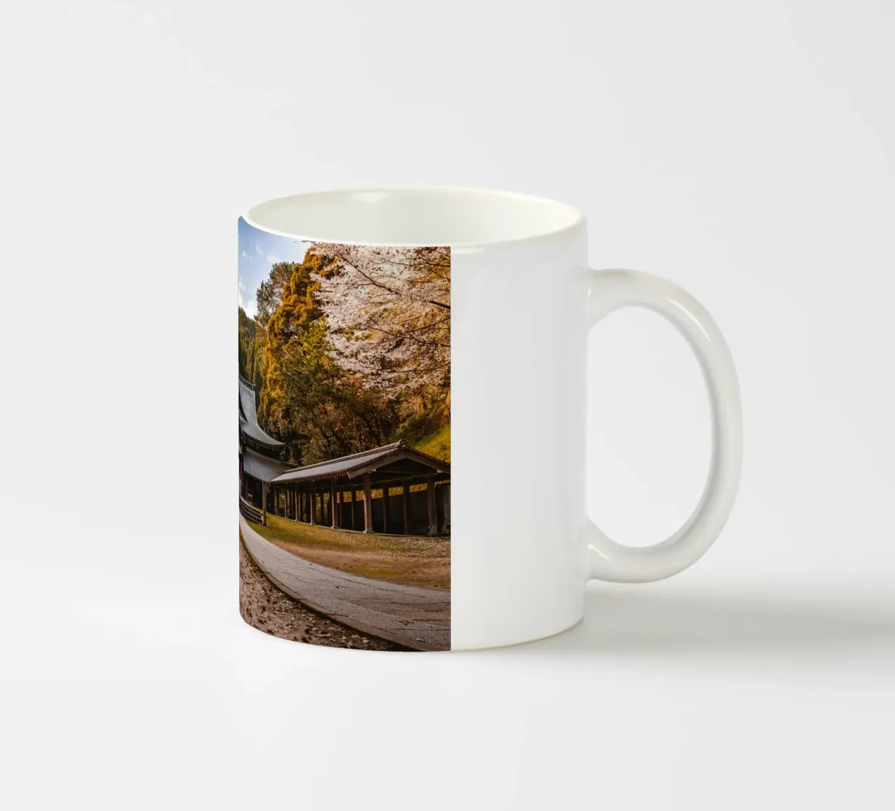 Tempio della foresta giapponese tazza in ceramica da Marcel Bisig