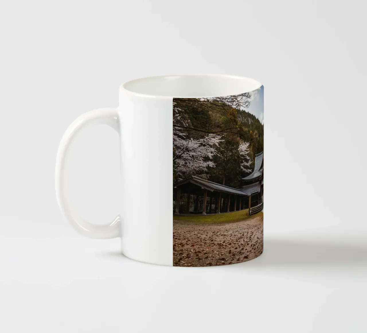 Tempio della foresta giapponese tazza in ceramica da Marcel Bisig