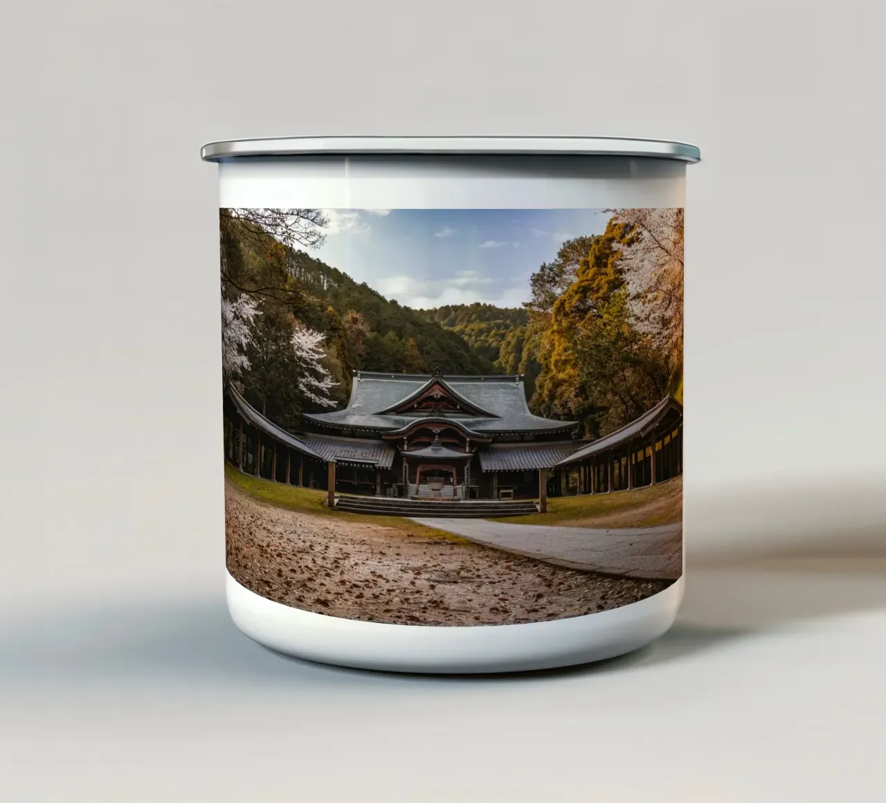 Tempio della foresta giapponese tazza in smalto da Marcel Bisig