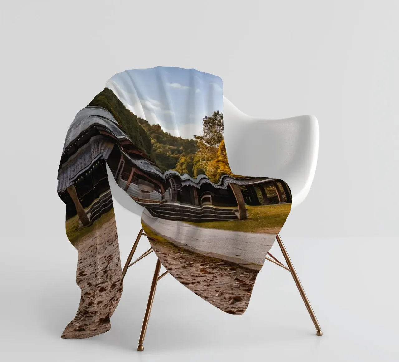Tempio della foresta giapponese coperta in pile da Marcel Bisig