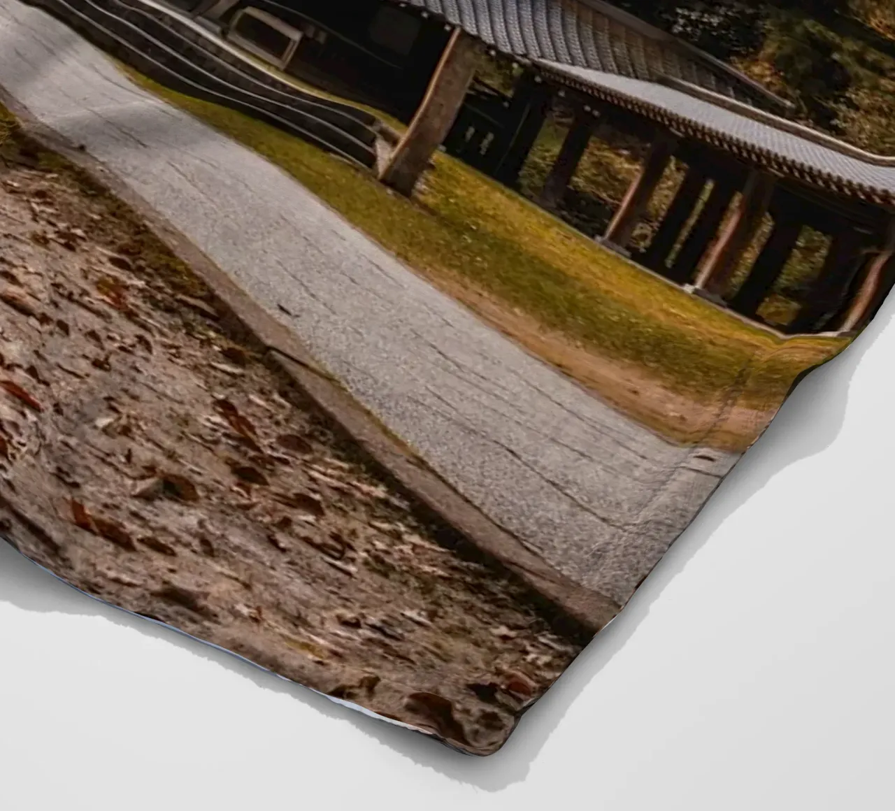 Tempio della foresta giapponese coperta in pile da Marcel Bisig