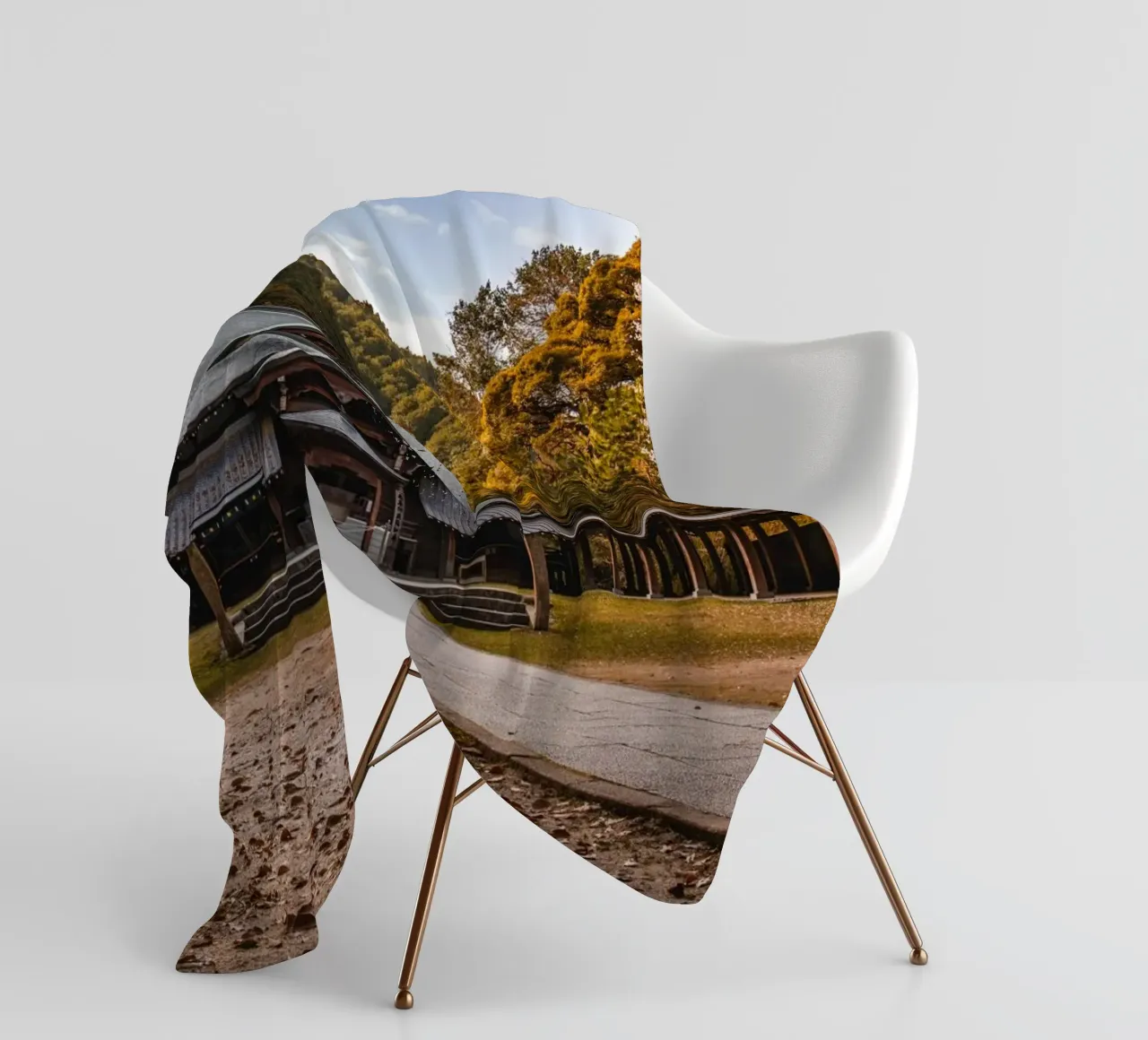 Tempio della foresta giapponese coperta in pile da Marcel Bisig