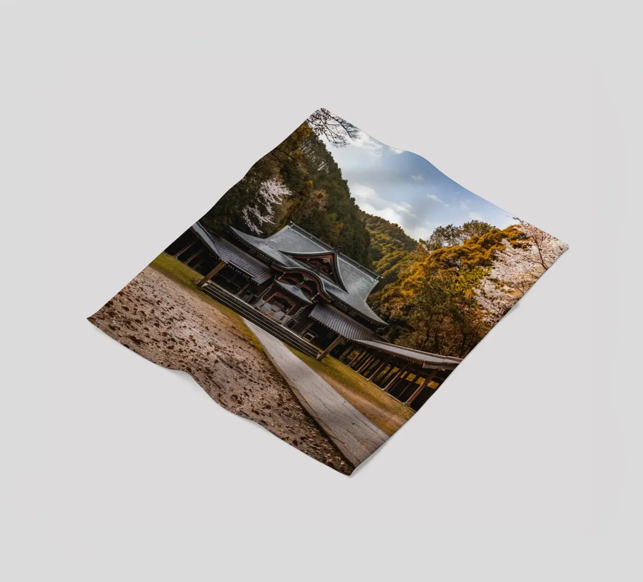 Tempio della foresta giapponese coperta in pile da Marcel Bisig