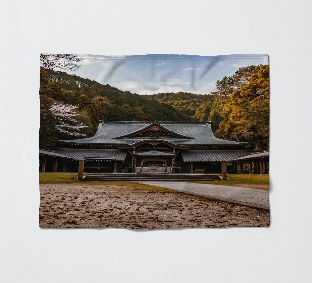 Tempio della foresta giapponese coperta in pile da Marcel Bisig
