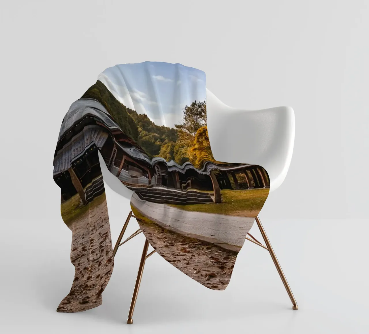 Tempio della foresta giapponese coperta in pile da Marcel Bisig