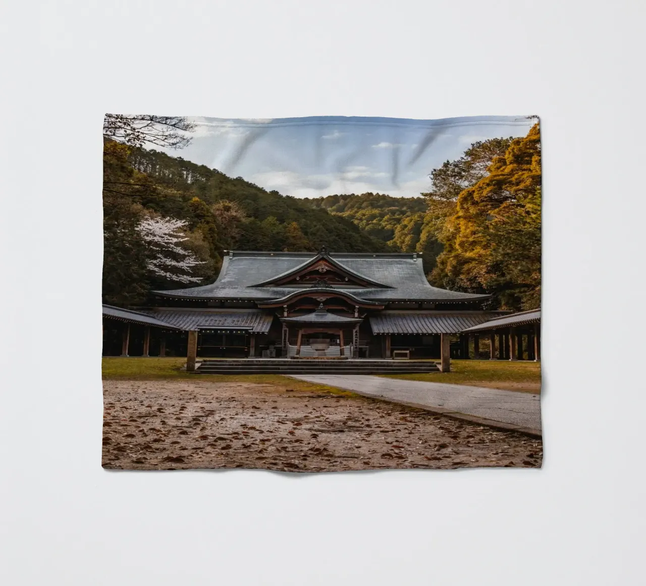 Tempio della foresta giapponese coperta in pile da Marcel Bisig