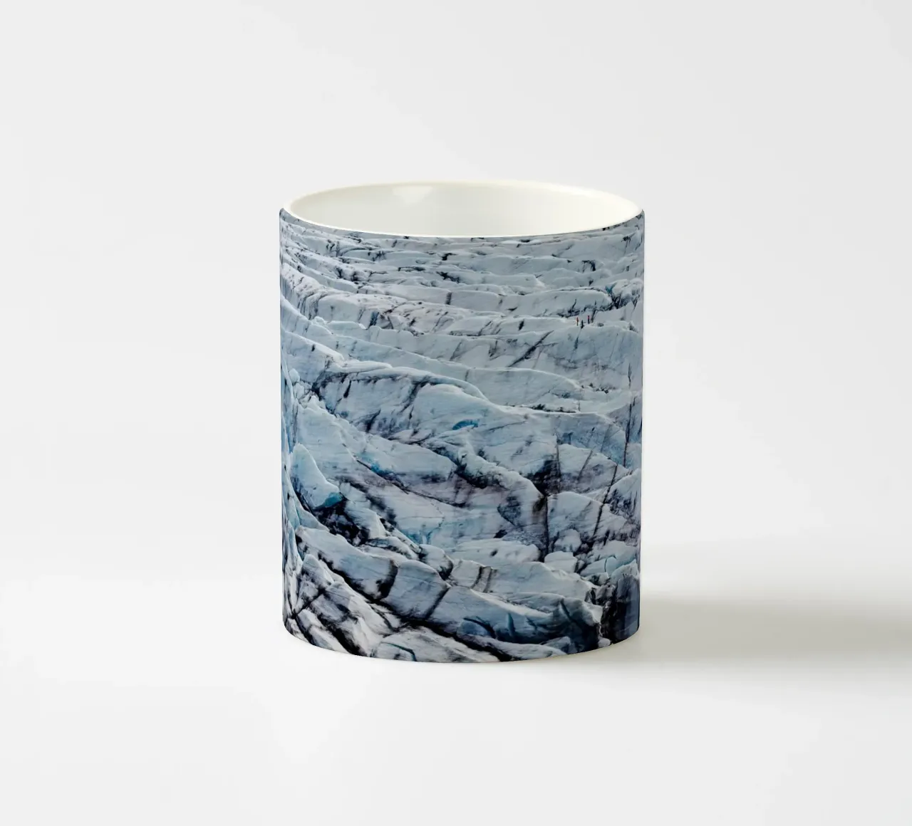 Dettaglio del ghiacciaio in Islanda tazza in ceramica da Simon Koy