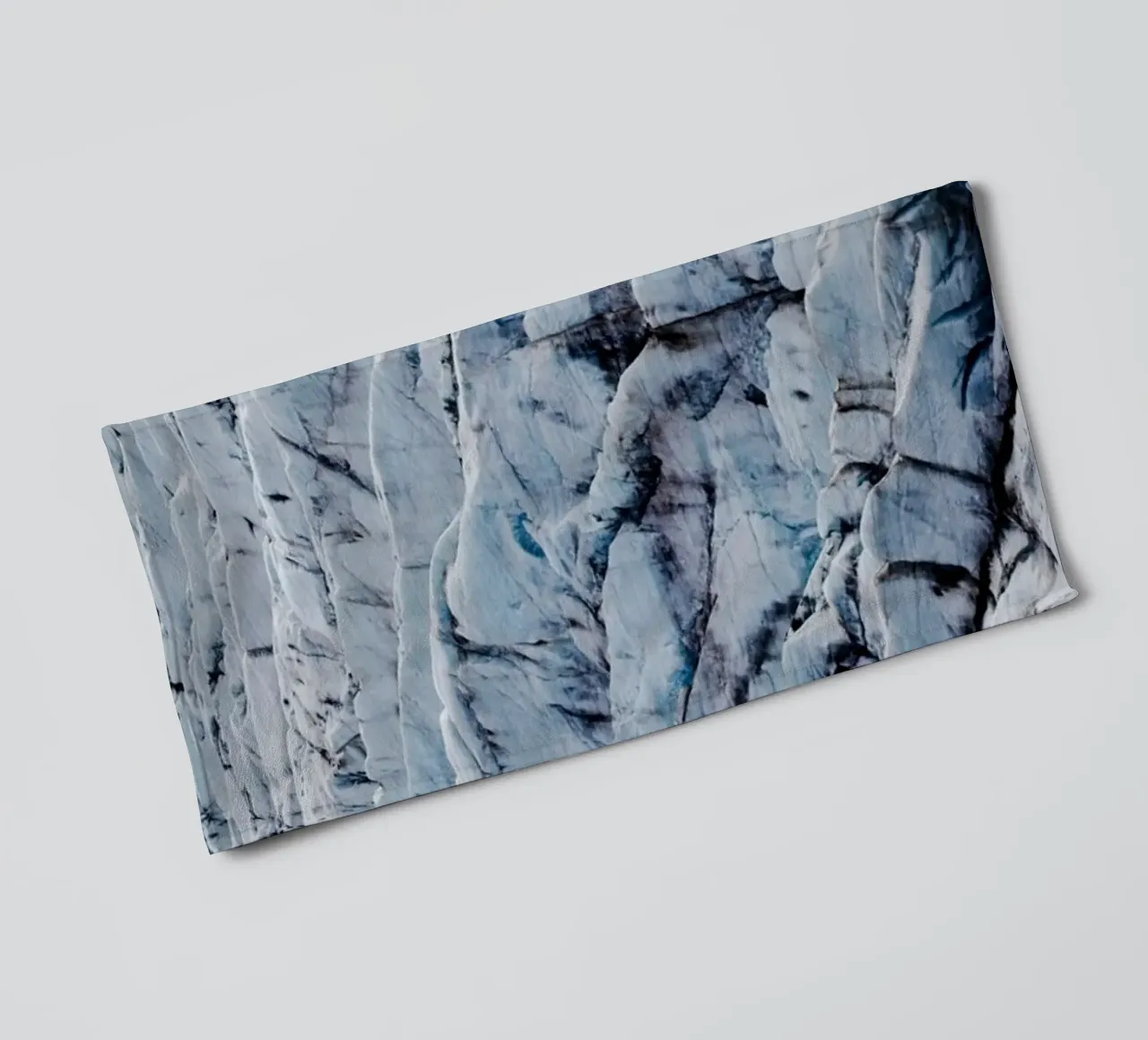 Gletsjer detail in IJsland badhanddoek van Simon Koy