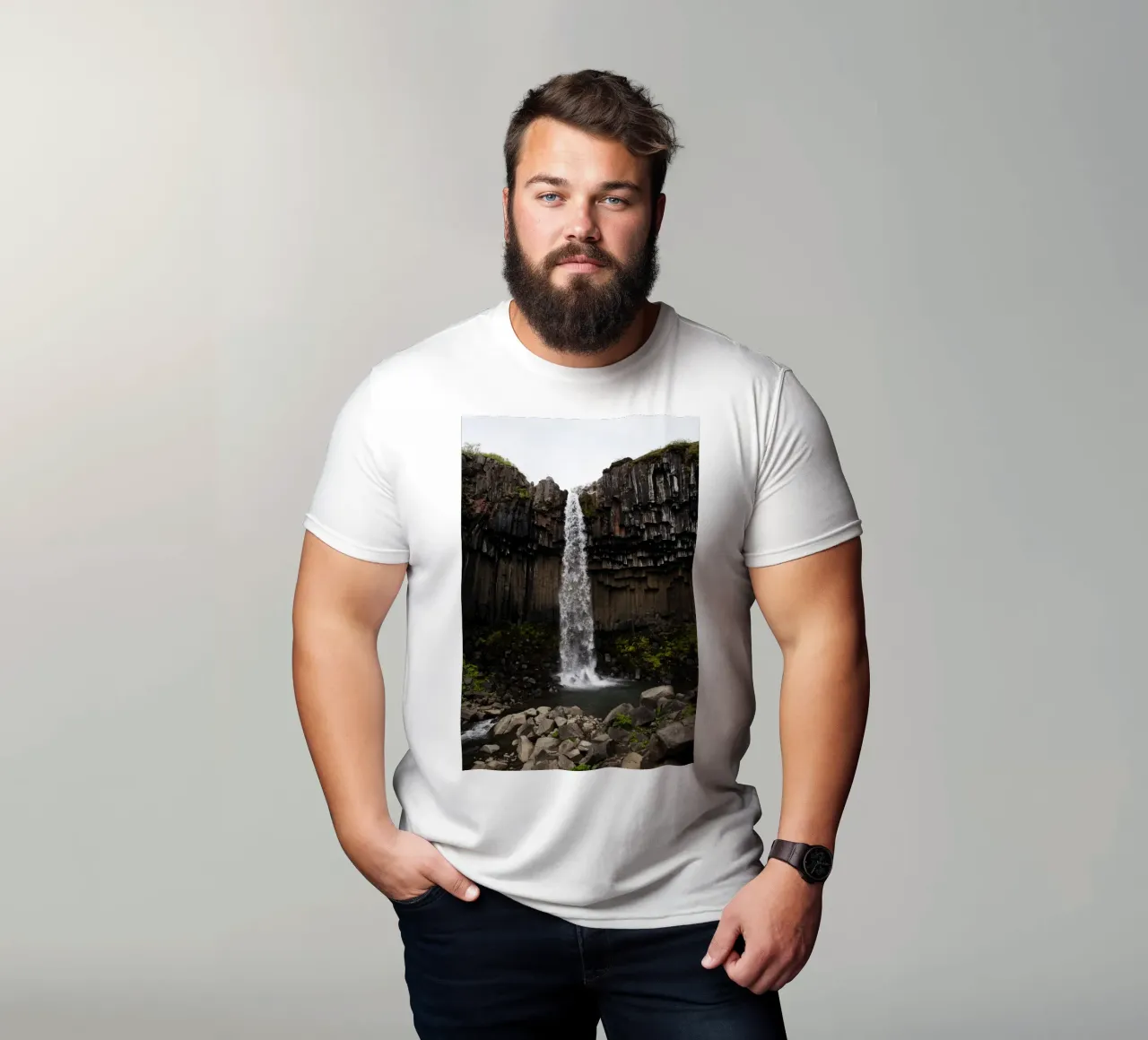 Cascata in Islanda t-shirt da Simon Koy