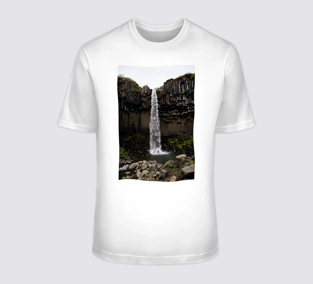 Cascata in Islanda t-shirt da Simon Koy