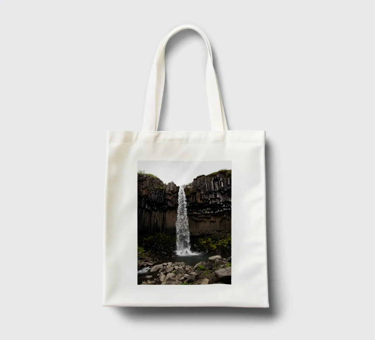 Cascata in Islanda borsa in juta da Simon Koy