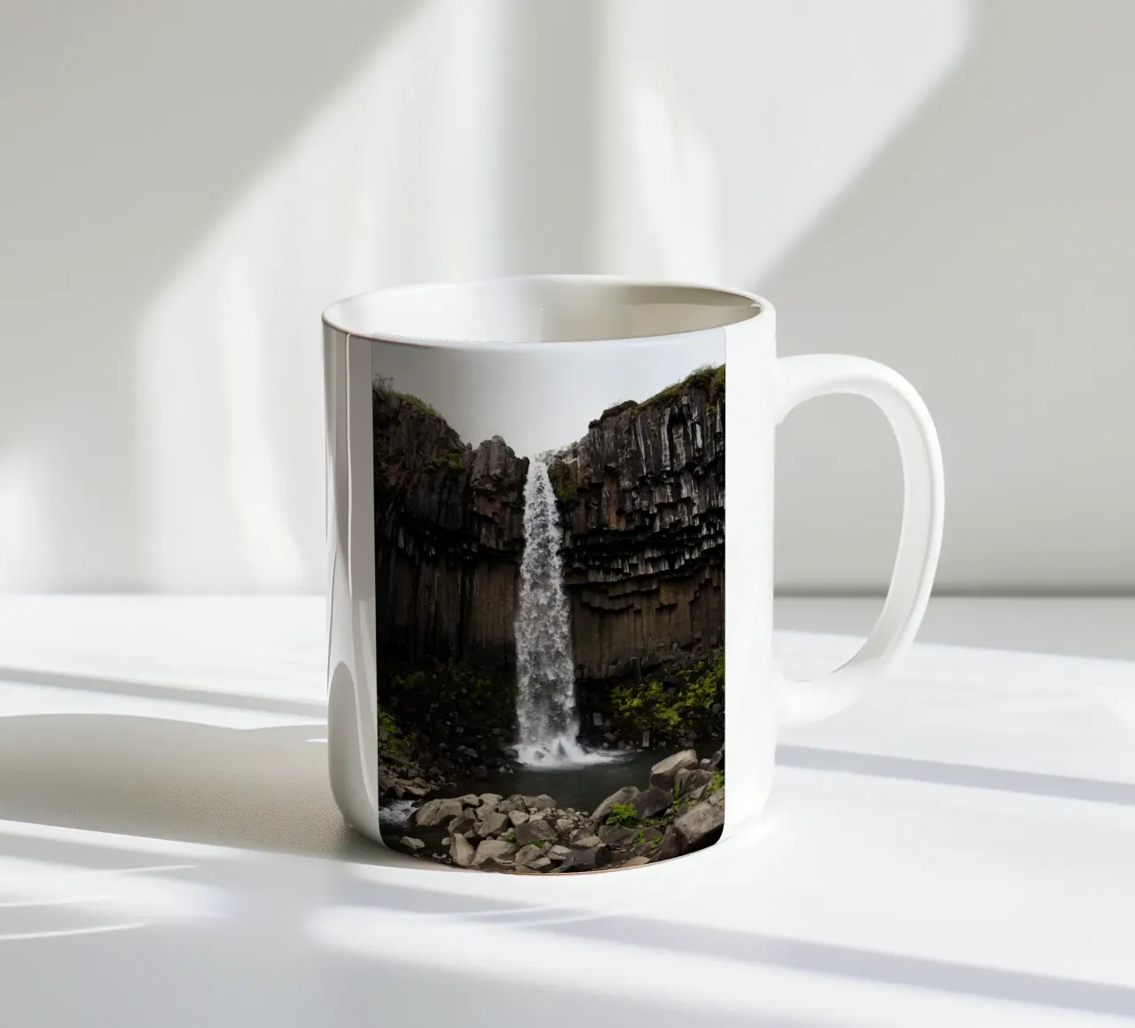 Cascata in Islanda tazza in ceramica da Simon Koy