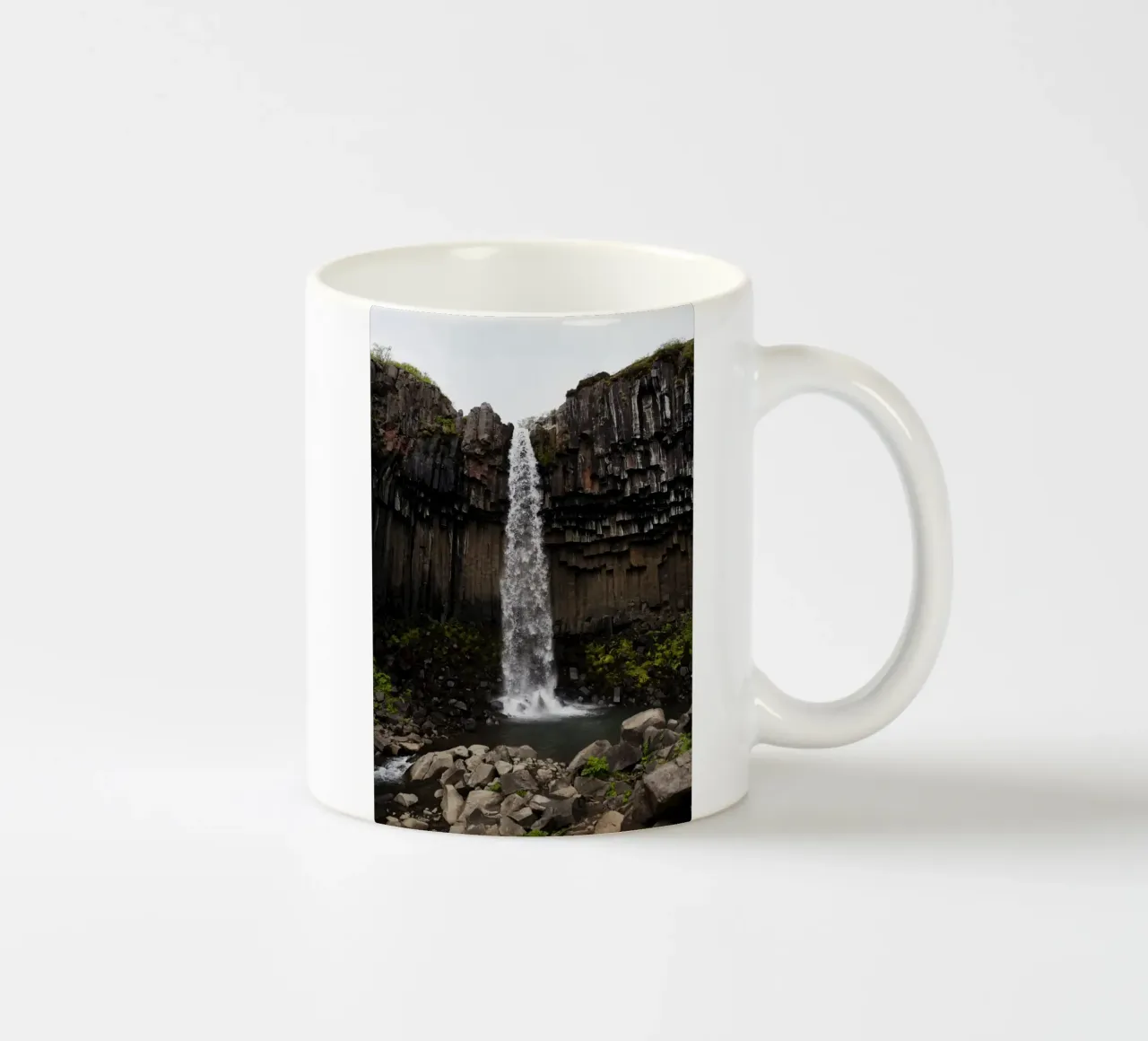 Cascata in Islanda tazza in ceramica da Simon Koy
