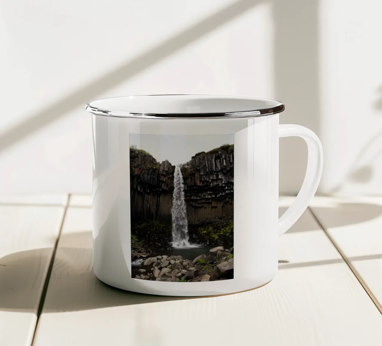 Cascata in Islanda tazza in smalto da Simon Koy