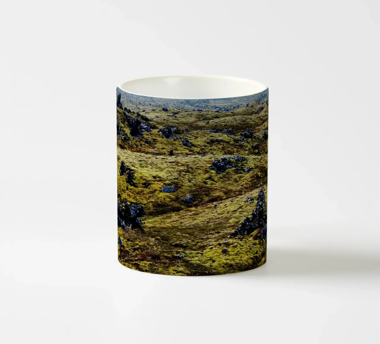 Paesaggio vulcanico Islanda tazza in ceramica da Simon Koy