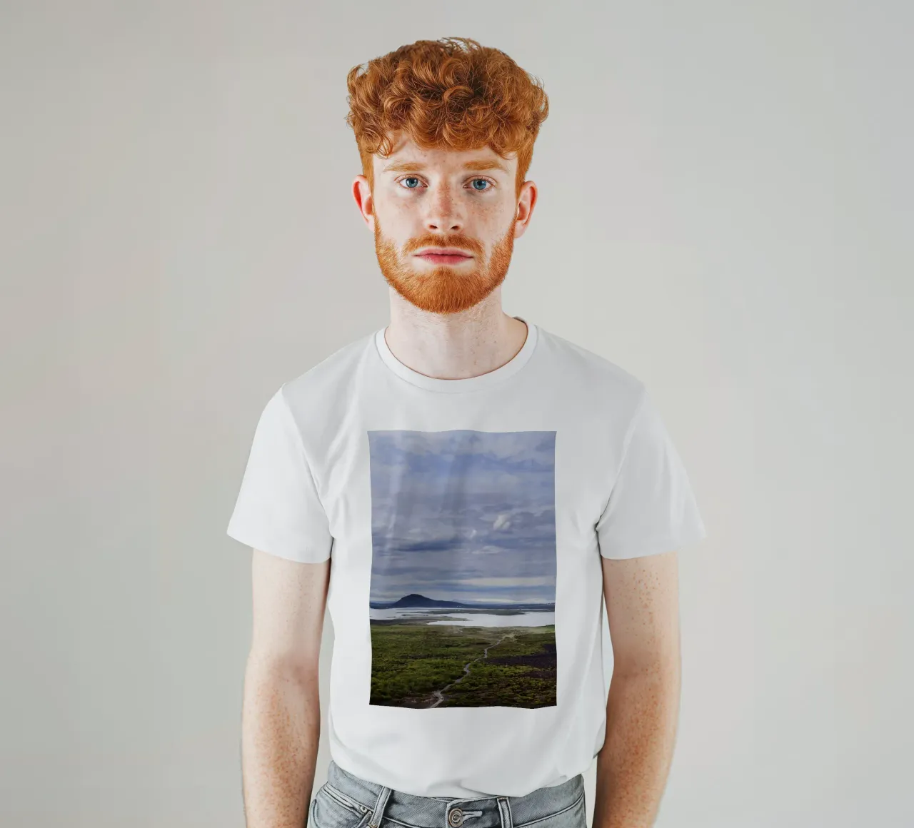 Strada in Islanda t-shirt da Simon Koy