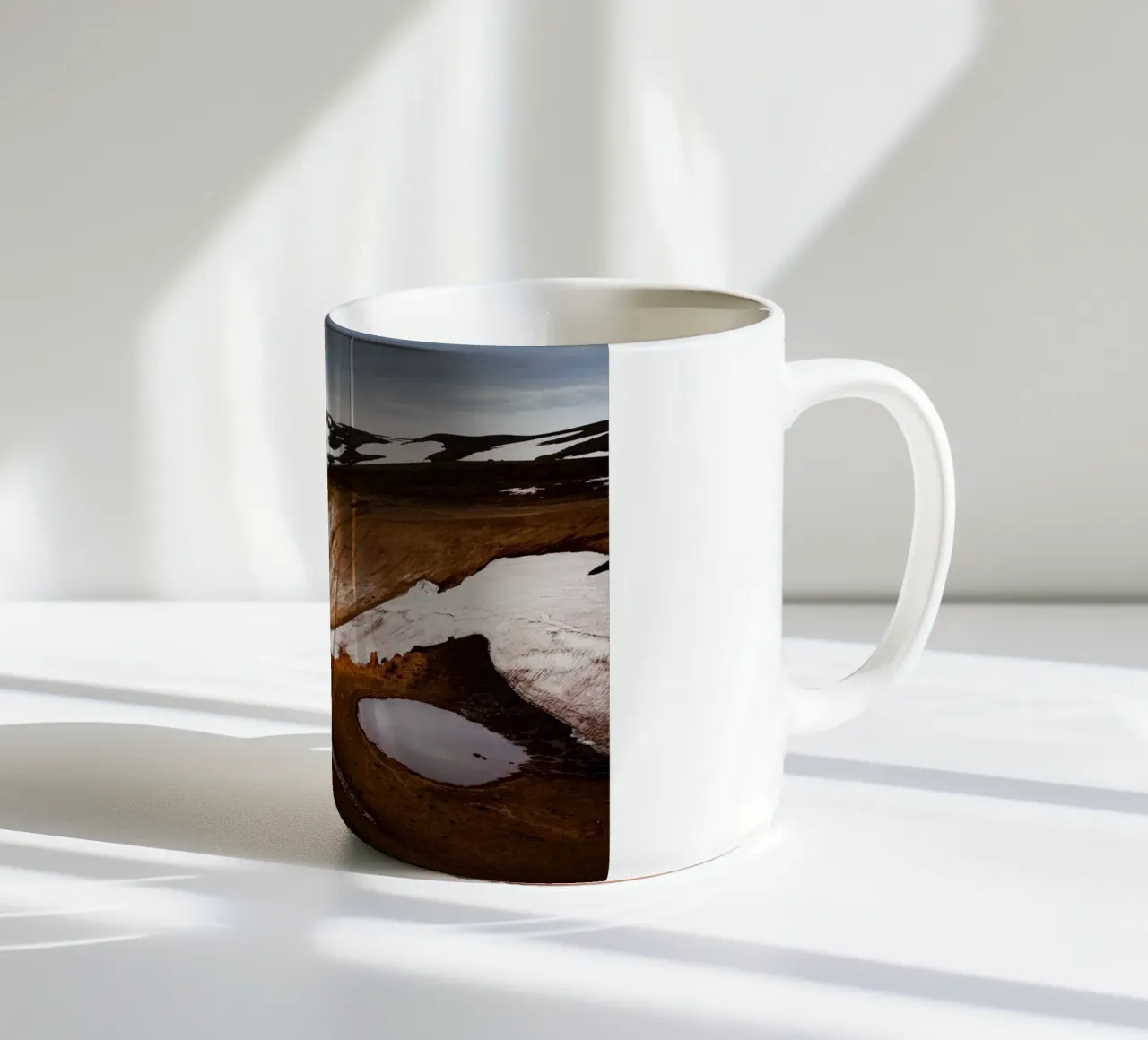 Paesaggio vulcanico Islanda tazza in ceramica da Simon Koy
