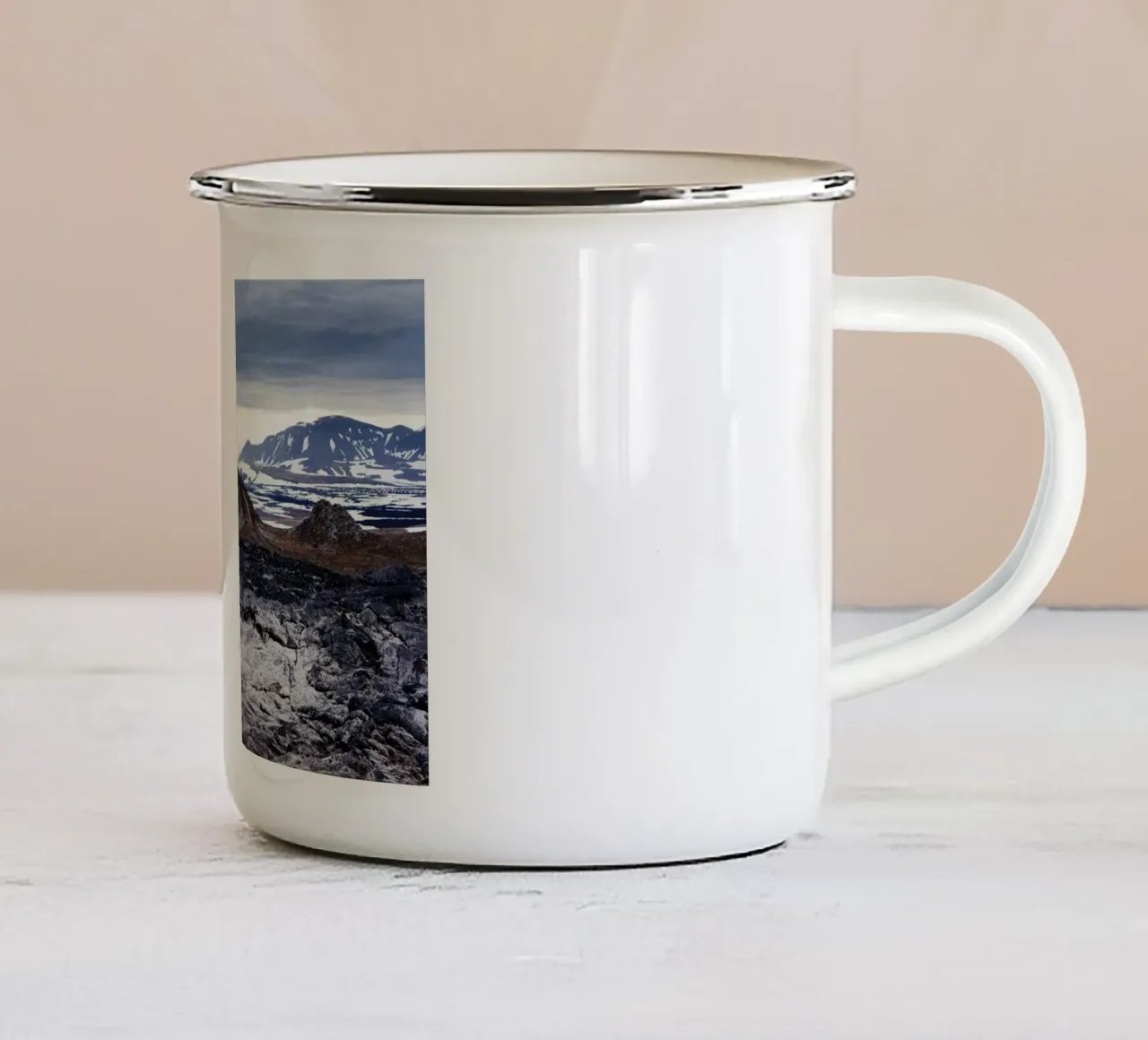 Vulkan in Island tazza in smalto da Simon Koy