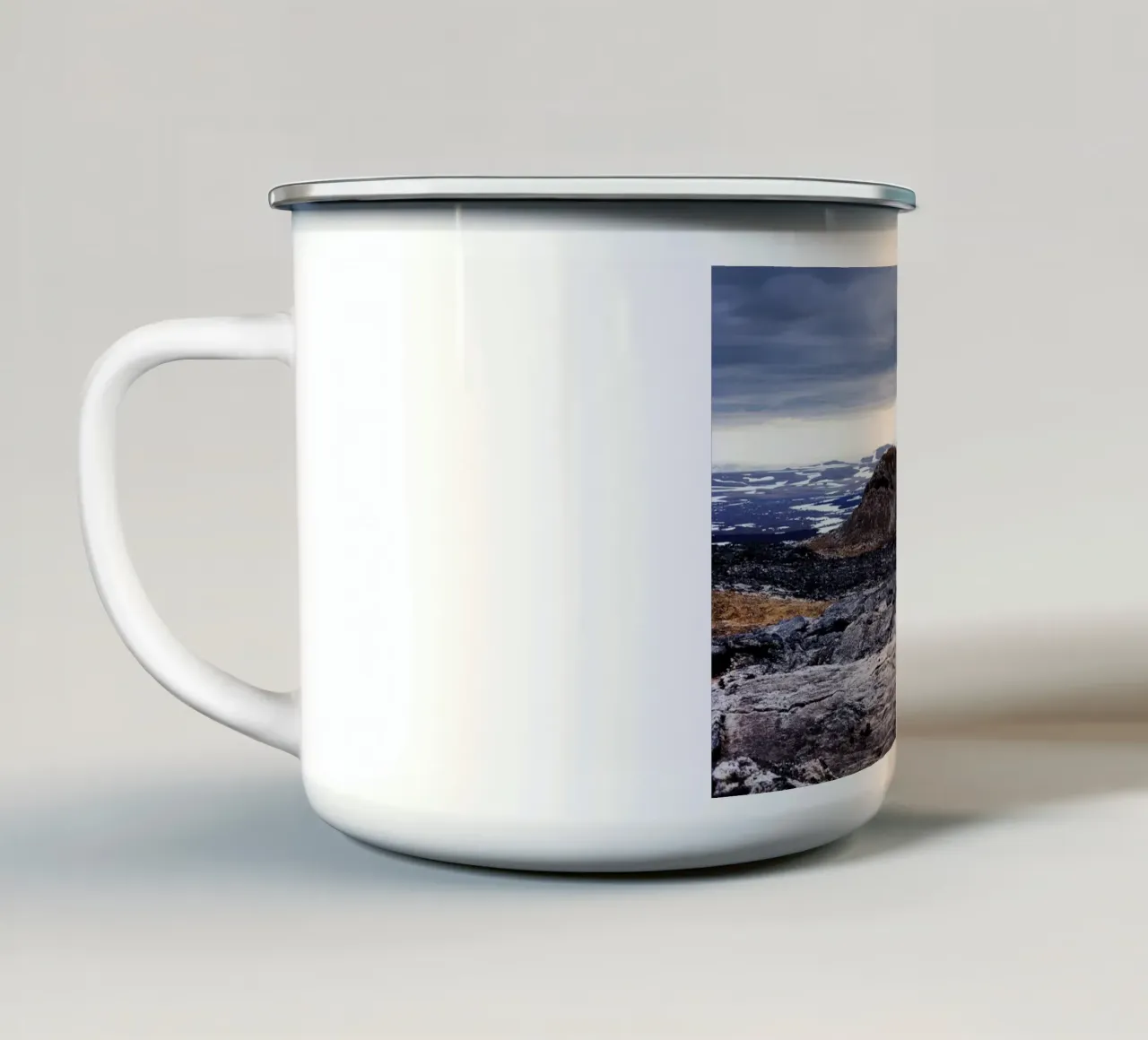 Vulkan in Island tazza in smalto da Simon Koy