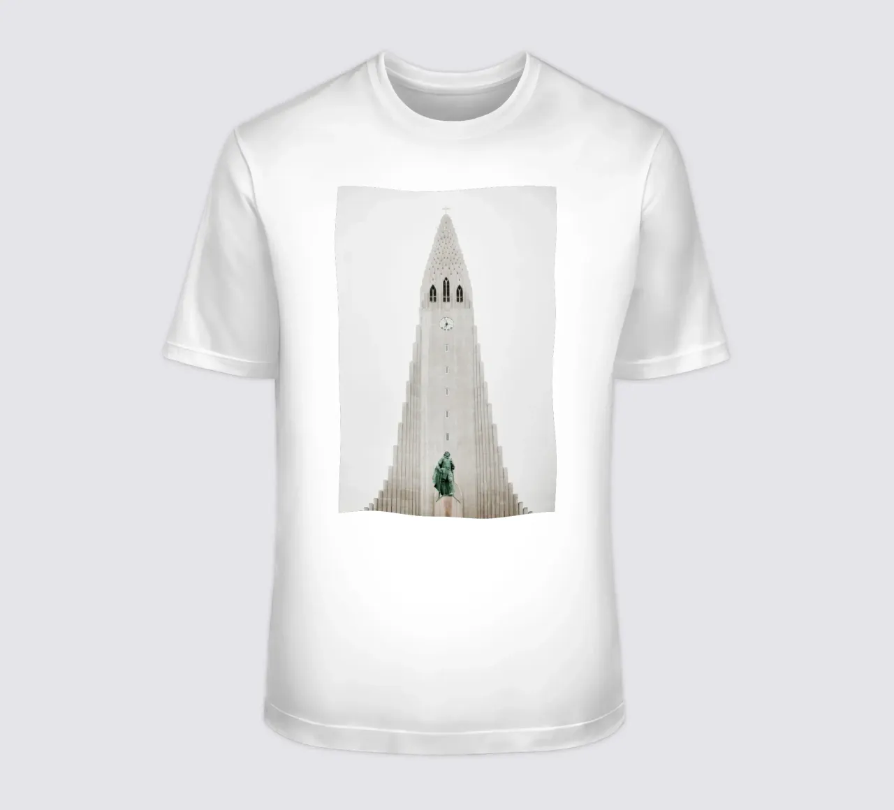 Chiesa in Islanda t-shirt da Simon Koy