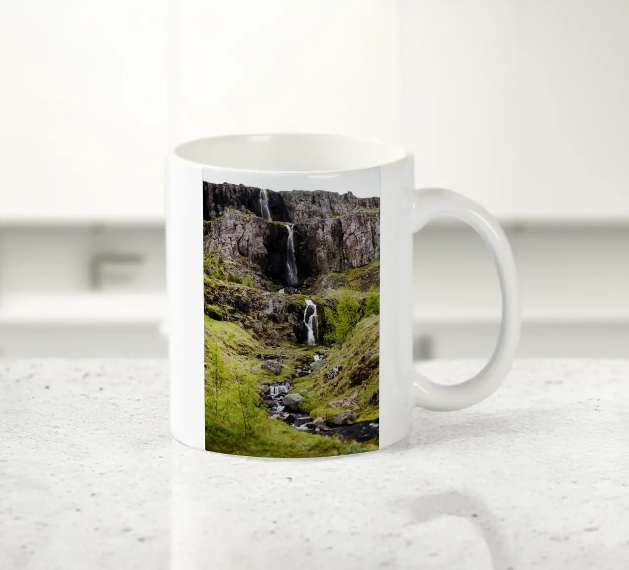 Cascata in Islanda tazza in ceramica da Simon Koy
