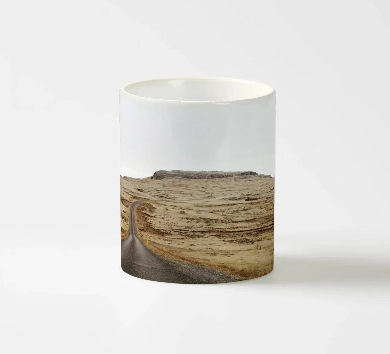 paesaggio brullo in Islanda tazza in ceramica da Simon Koy