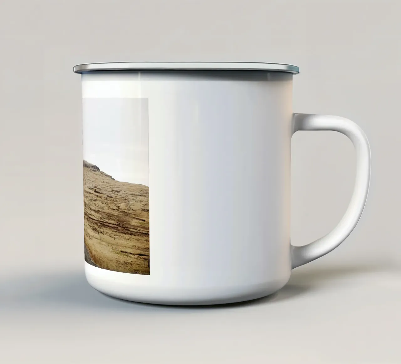 paesaggio brullo in Islanda tazza in smalto da Simon Koy