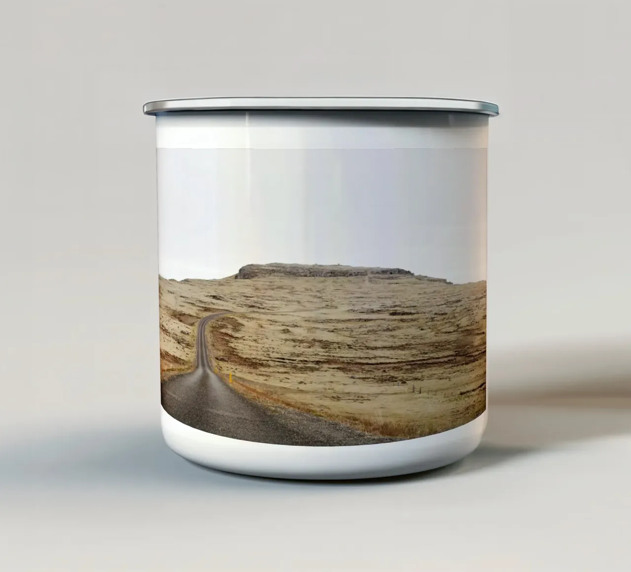 paesaggio brullo in Islanda tazza in smalto da Simon Koy