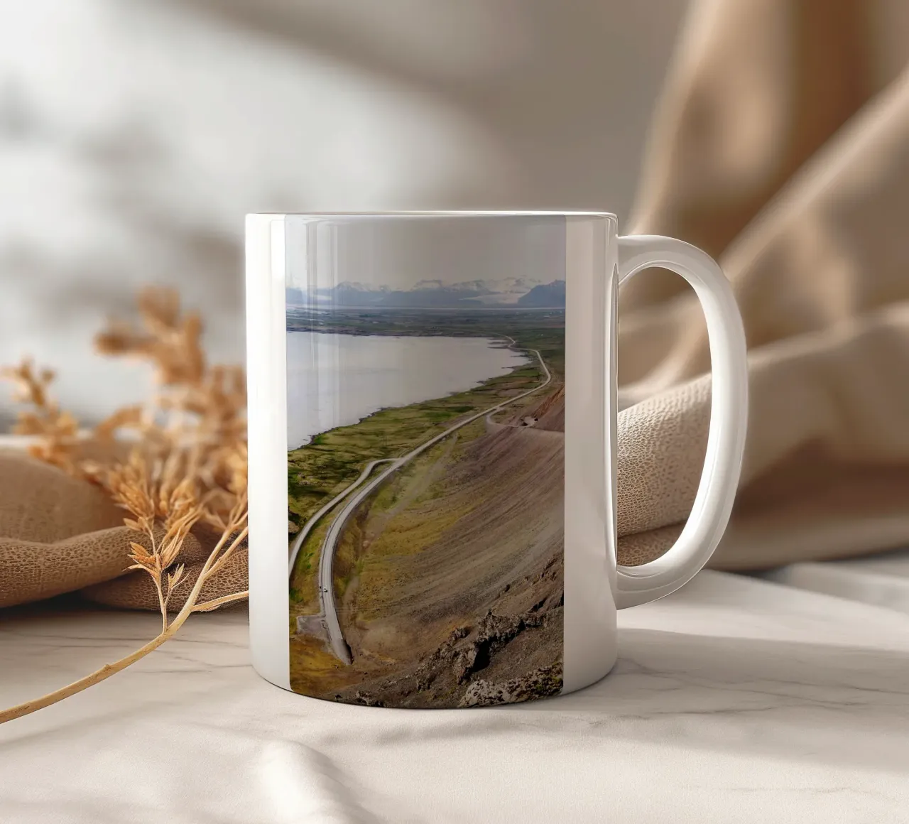 Strada in Islanda tazza in ceramica da Simon Koy