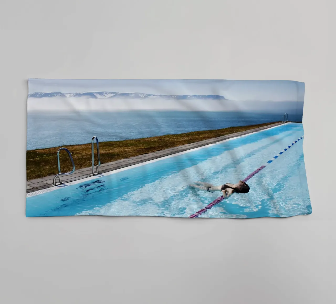 Piscina all'aperto in Islanda asciugamano da bagno da Simon Koy